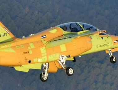 Πέταξε το πρώτο αεροσκάφος παραγωγής του νέου ιταλικού εκπαιδευτικού M345HET